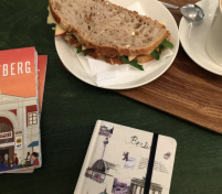 Фанатка кофе гуляла по Берлину и нашла 6 красивых кофейных историй