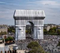 Триумф лэнд-арта: зачем обернули Триумфальную арку в Париже