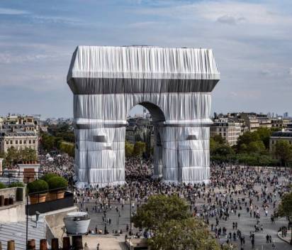Триумф лэнд-арта: зачем обернули Триумфальную арку в Париже