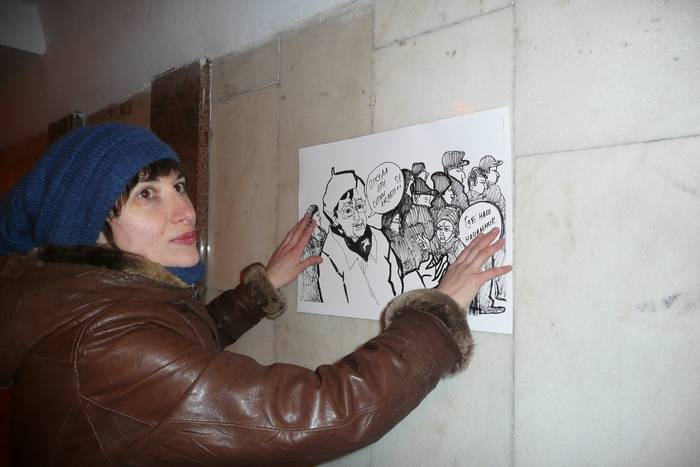 Виктория Ломаско на монтаже своей выставки в галерее «Проходите мимо» в подземном переходе. Москва, 2011.